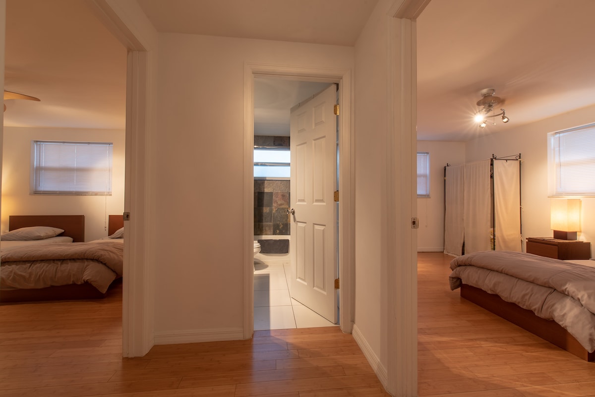 Dy dhoma gjumi me privatësi!
Dhoma e parë: New Pillow Top King me Smart TV (TV i lëvizshëm në dhomën e dytë). Dhoma e dytë "New Pillow Top King" dhe dy binjakë.
Ndarës dhome i disponueshëm.