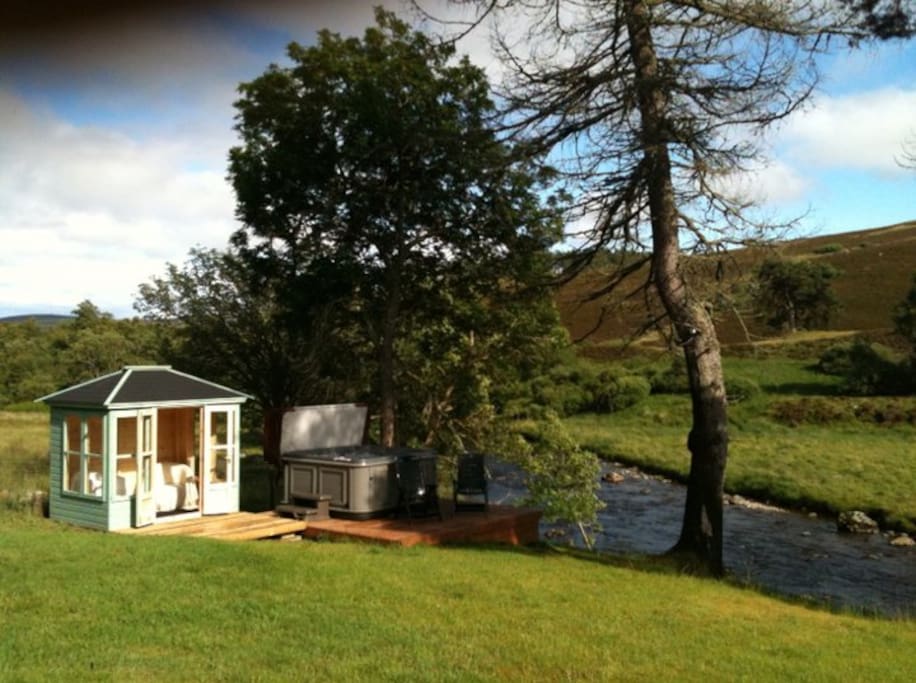 Summer House and hot tub overlooking the River Isla