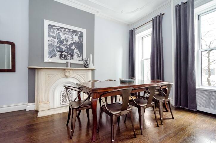 Lux 4 Bedroom Midtown Townhouse- Location Location gallery image 2