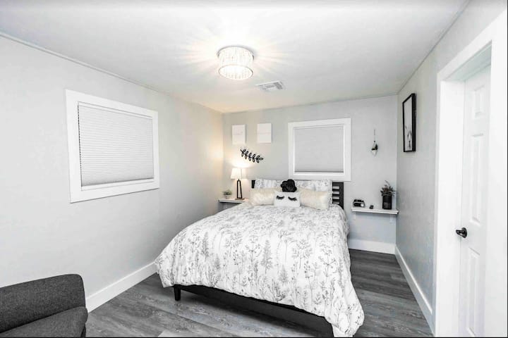 Il y a un lit d'appoint caché dans le placard. N'hésitez pas à nous contacter si vous en avez besoin et nous pourrons vous le préparer ! 