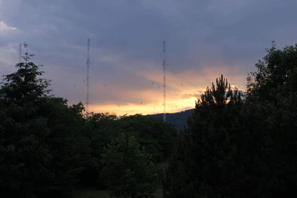 Le coucher de soleil sur les montagnes