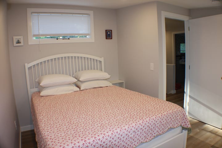 Spavaća sobabr. 1 ima bračni krevet (1,6x2)