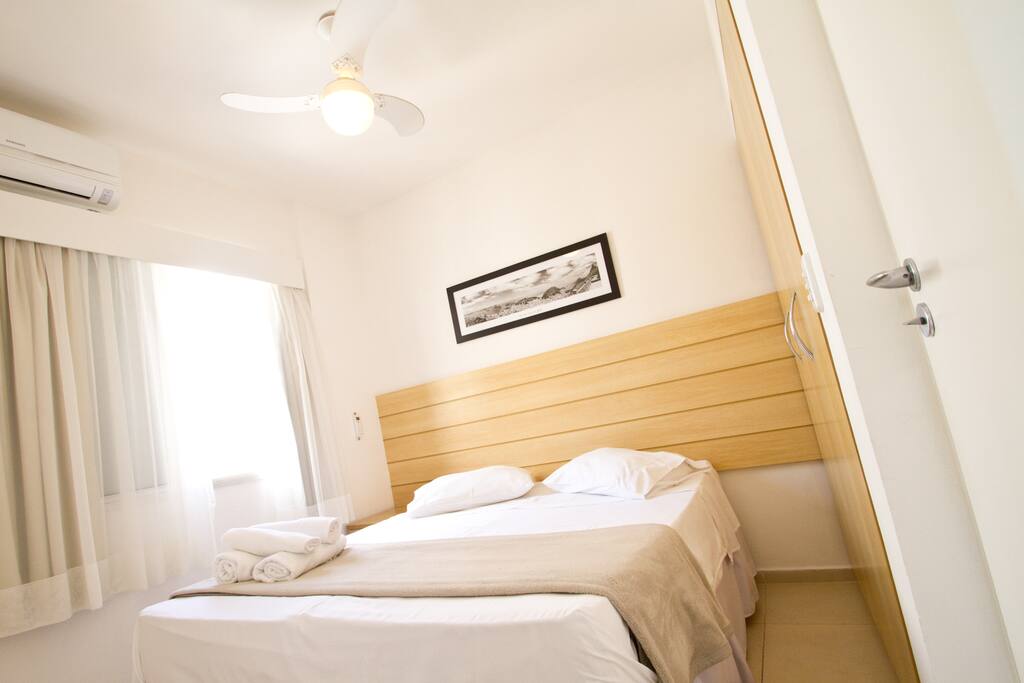 Quarto de casal com ar condicionado