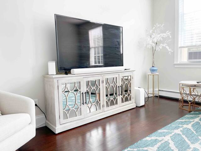 Newport/Middletown Beach House .3 mi to beach! gallery image 3