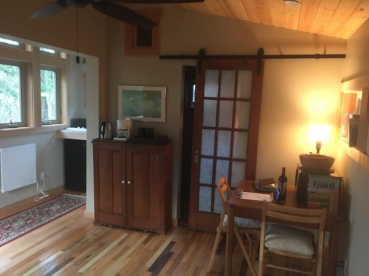 Pogled iz glavne prostorije brvnare na novu kuhinju. 