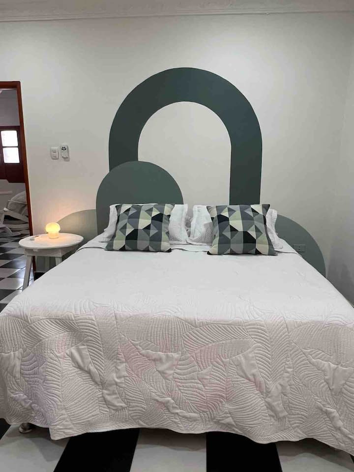 Reposez-vous comme vous le méritez dans nos chambres. La pièce principale dispose d'un dressing spacieux et d'un lit queen-size