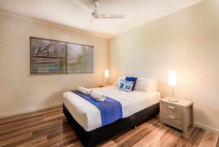 Chumba cha kulala cha pili kimefungwa kitanda kizuri cha malkia na kimewekwa mashuka ya ubora wa hoteli kwa ajili ya kulala vizuri usiku.