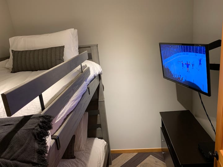 Nové matrace Twin XL ( extra dlhé) a poschodová posteľ (jún 2021). Dospelí a dospievajúci si užijú skvelý nočný spánok v týchto úplne nových, masívnych drevených lôžkach s ostrým čistým posteľnou bielizňou. Upozorňujeme, že pracovňa je malá a nemá vonkajšie okno. 