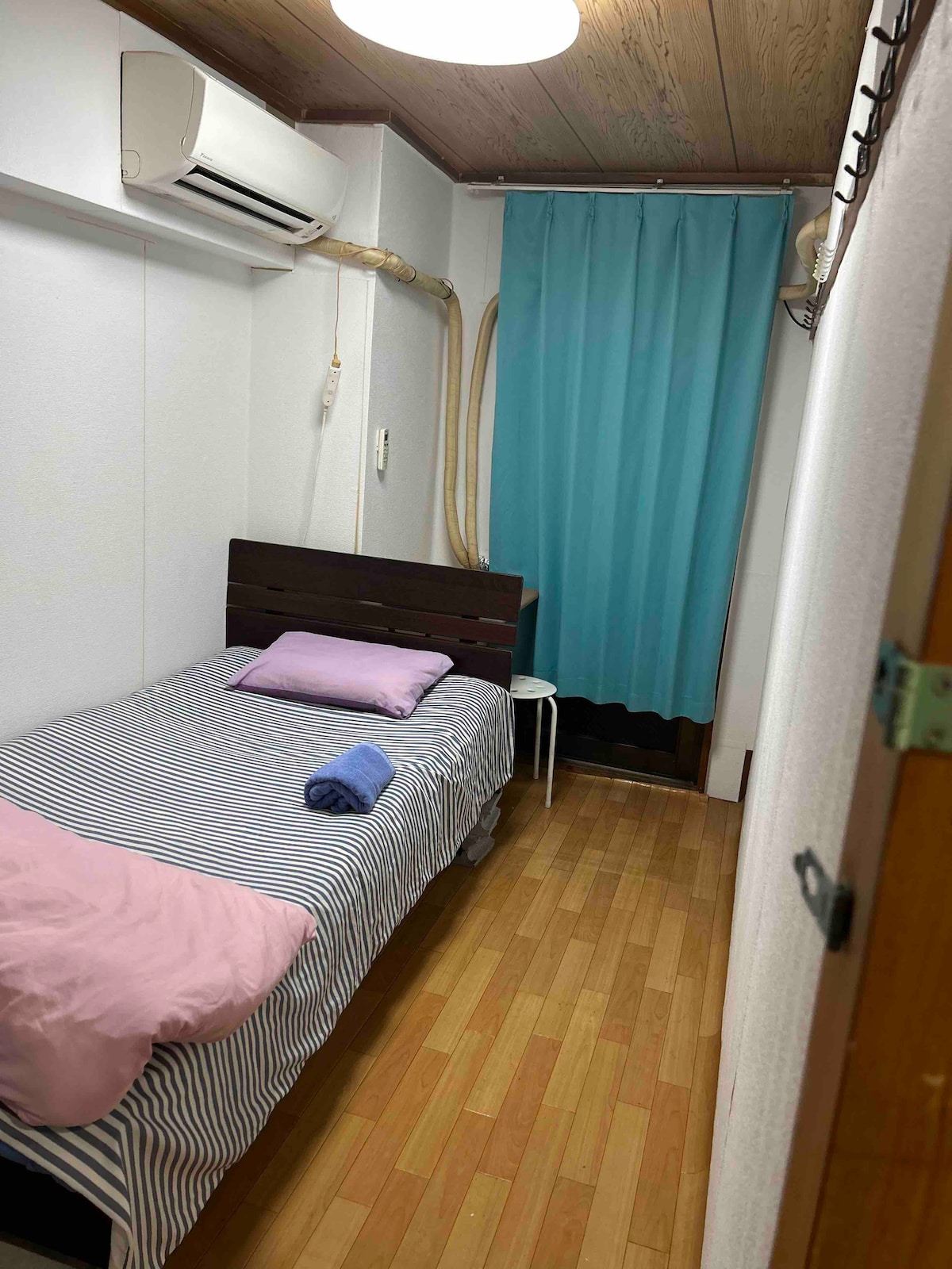 Súkromná spálňa s malým balkónom 帶有小陽台的獨享臥室