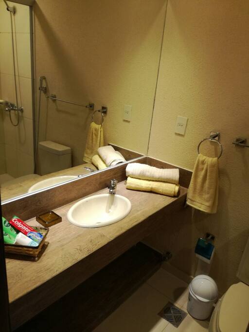 baño con todos los implementos para que su visita sea más confortable