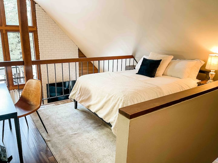 3: e sovrummet är ett öppet loft med utsikt över 2 våningar öppen spis. 