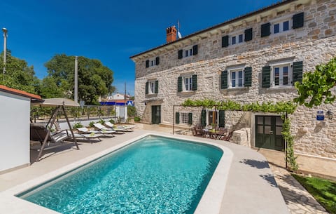 Successful Airbnb property: Stone house - villa zita with private pool in Dračevac Monspinoso