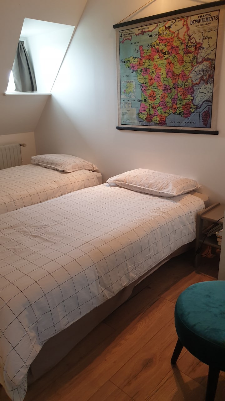 Spavaća soba na 5 katova glavna kuća 
2 kreveta za jednu osobu, klima-uređaj, ormari, TV