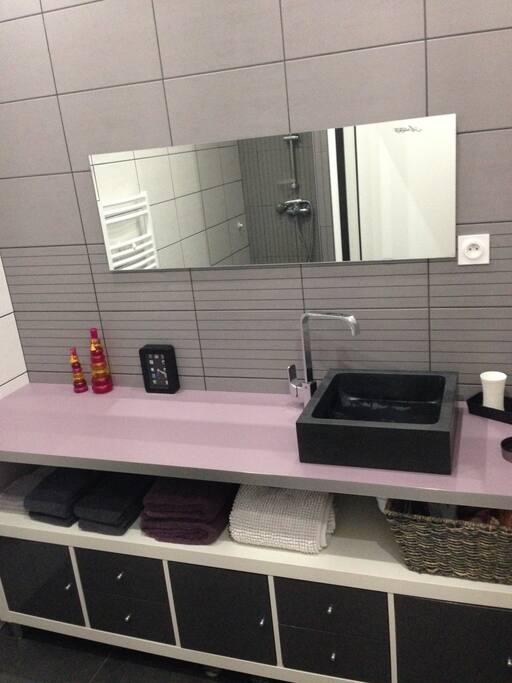 Salle de bain avec douche italienne