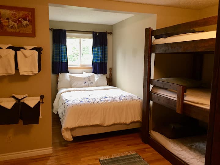 Dhomë gjumi me krevat dopio "queen" dhe dy krevate treshe