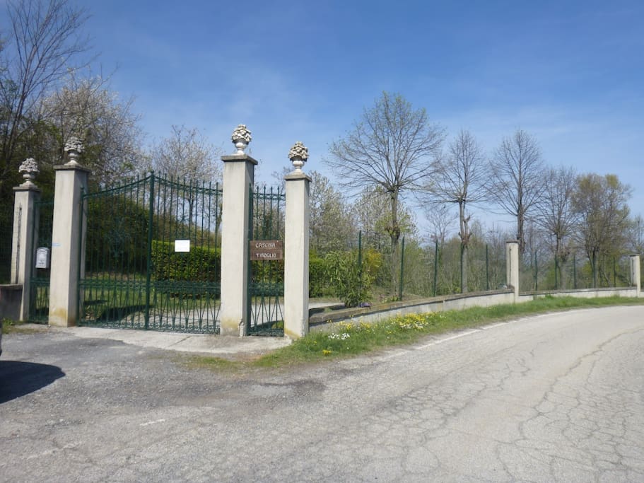 Cancello ingresso Cascina Tiroglio