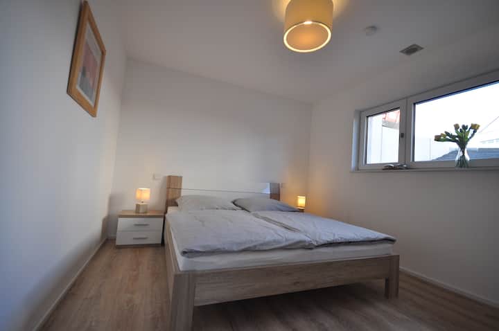 غرفة نوم بسرير مزدوج