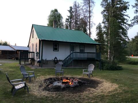 Cozy 2 BR coram cabin/ house 7 miles from Glacier!