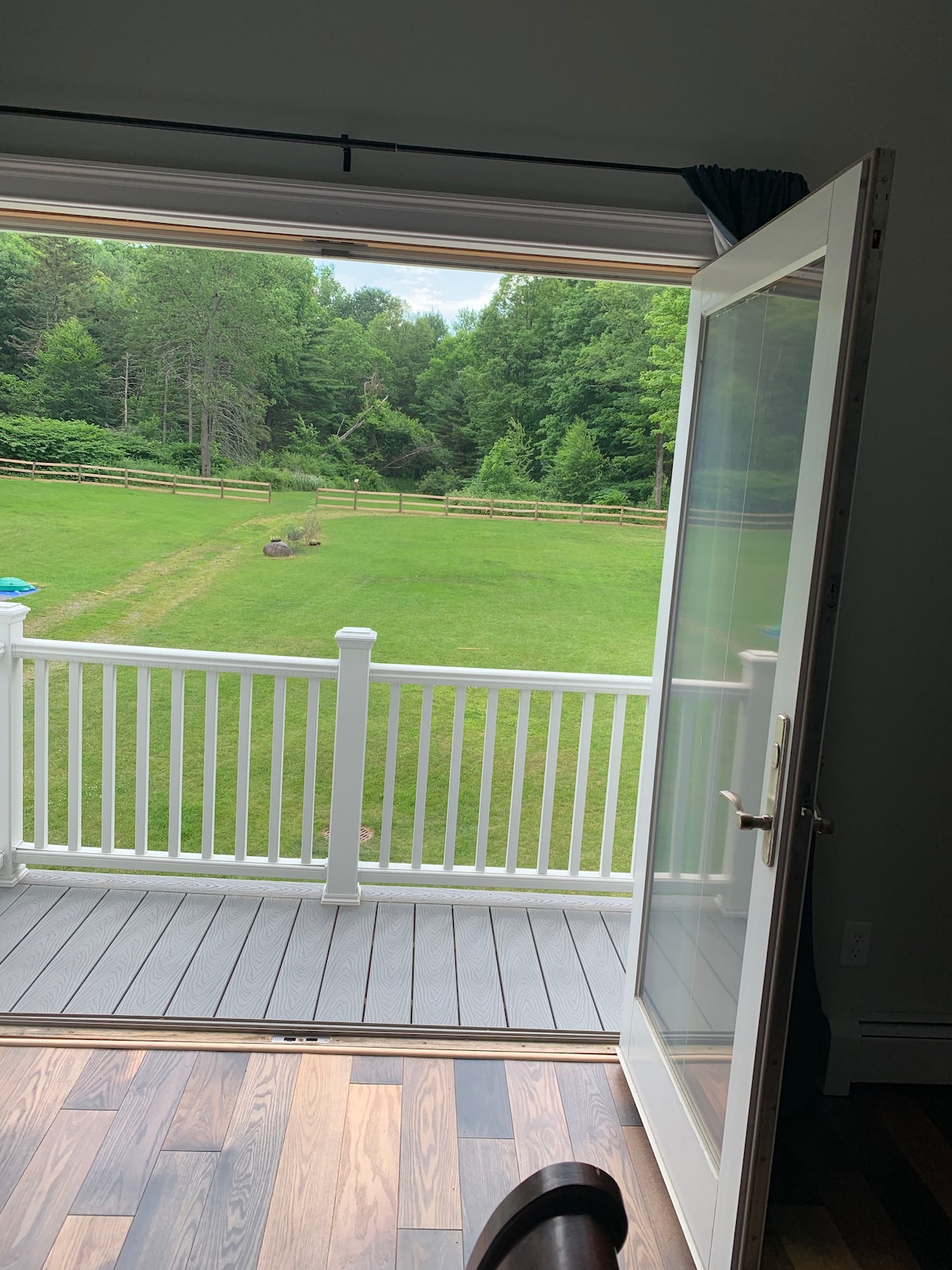 Balkon van de hoofdslaapkamer boven.