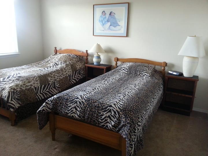 priestranná spálňa pre hostí s 2 samostatnými lôžkami