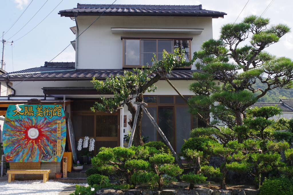 正面外観(目印のヒノキ看板)