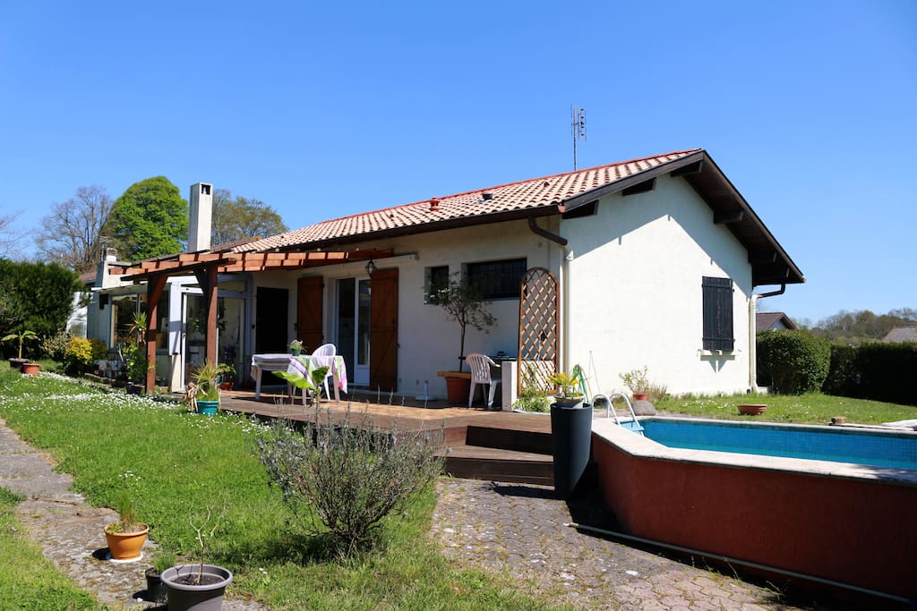 Jardin agréable avec petite piscine pour vous détendre // Nice Garden with small swimming pool to chill