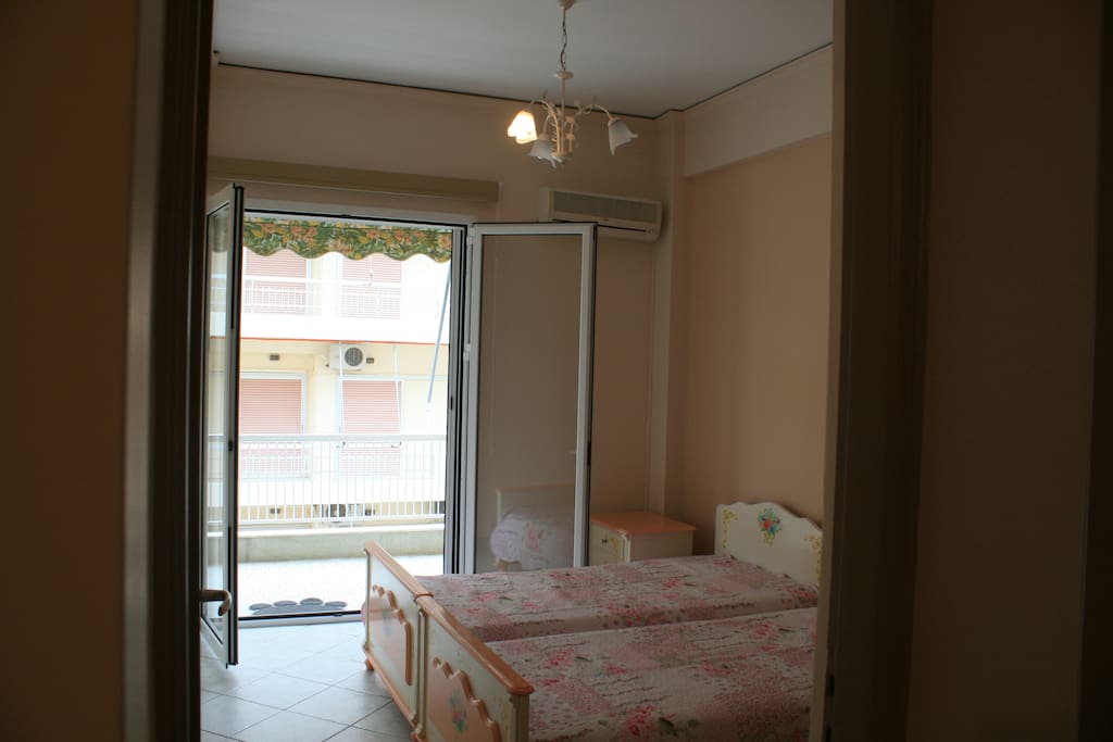 Bedroom with 2 single beds