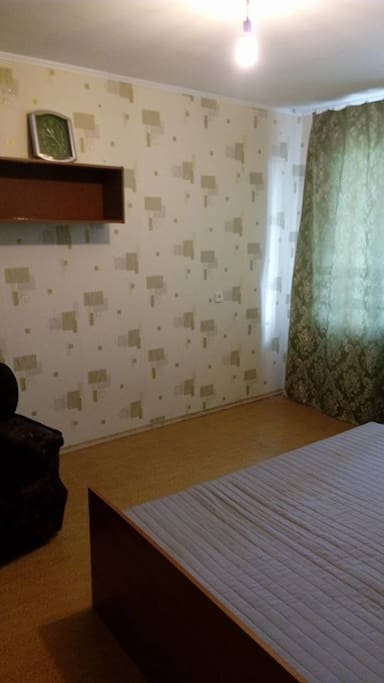 в спальне есть балкон. a balcony in Bedroom