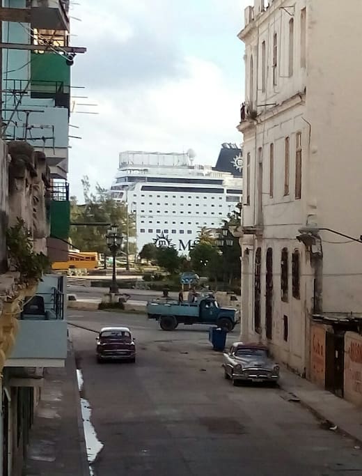 lo cerca que esta la bahía del hospedaje.crucero entrando.