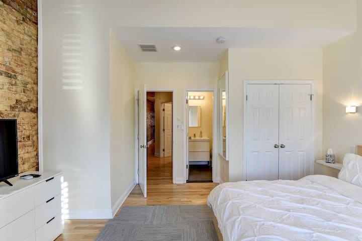 "เราทุกคนประทับใจกับคุณภาพของเฟอร์นิเจอร์ผ้าปูที่นอนทีวีบ้านหลังนี้ยอดเยี่ยมมาก หนึ่งใน [ที่พัก] ที่ดีที่สุดที่ฉันเคยเข้าพักและฉันเคยพักในบ้านทั่วประเทศ ขอบคุณเดวิด "อลิซตุลาคม 2016