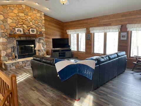 4 Bedroom Lake Cabin w 2 Stone Fireplaces