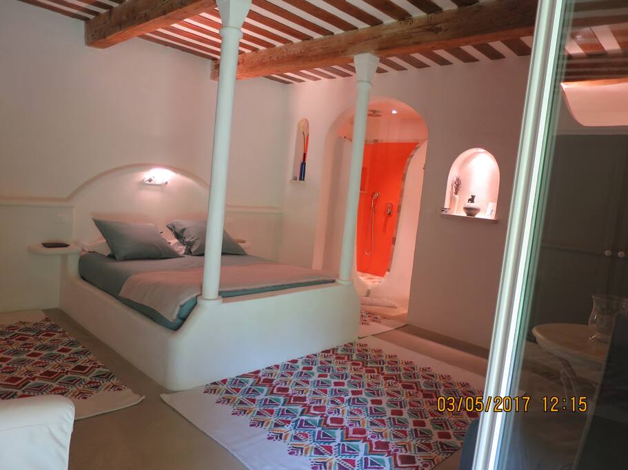 chambre avec douche en béton ciré
