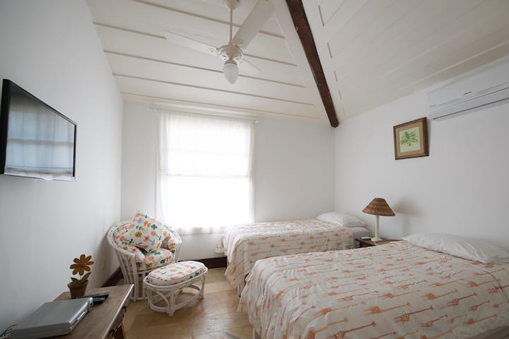 Апартамент 5  (може да бъде сглобен с: (а) 1 голямо двойно легло; или (б) 1 голямо двойно легло и 1 единично легло; или (в) 2 или 3 единични легла). 