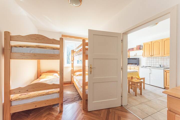 4 krevate marinarë që flenë 4 persona shtesë.