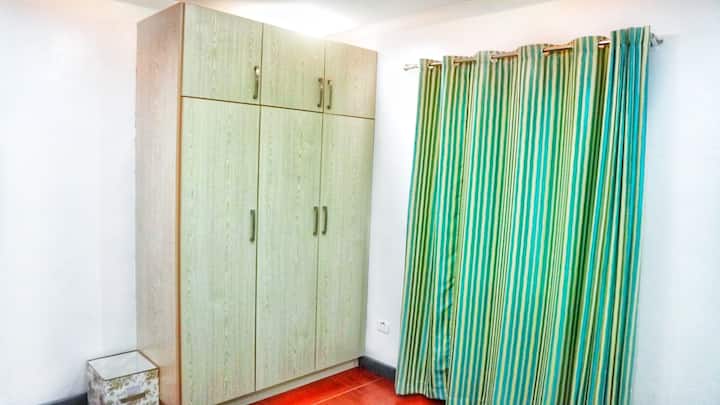 Skrinka, kôš na bielizeň | Druhá (2.) spálňa | Ľavá strana

Poloha: Druhé poschodie domu (ľavá strana)