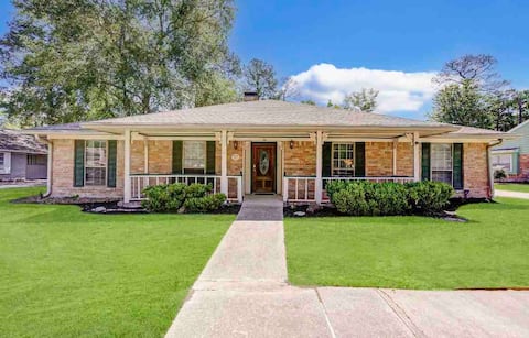 Spacious 4BR near Woodlands - Perfect for Groups!