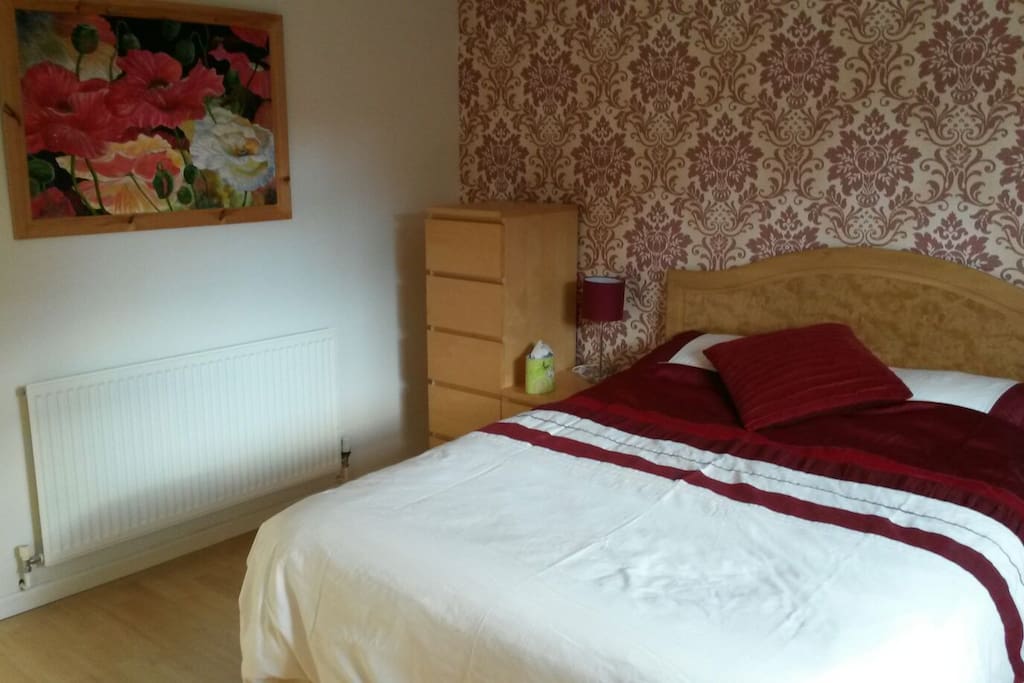 Large room with plenty of drawer space, bed side table with lamp