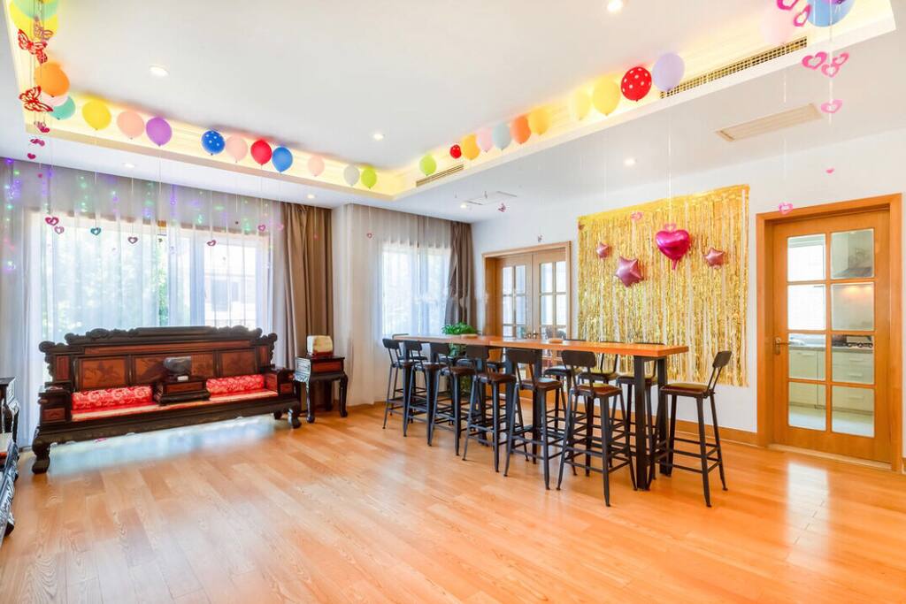 客厅(举办生日趴,睡衣趴,化妆舞会等)