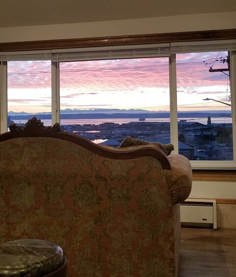Water view 3 bedroom, walk to downtown Everett