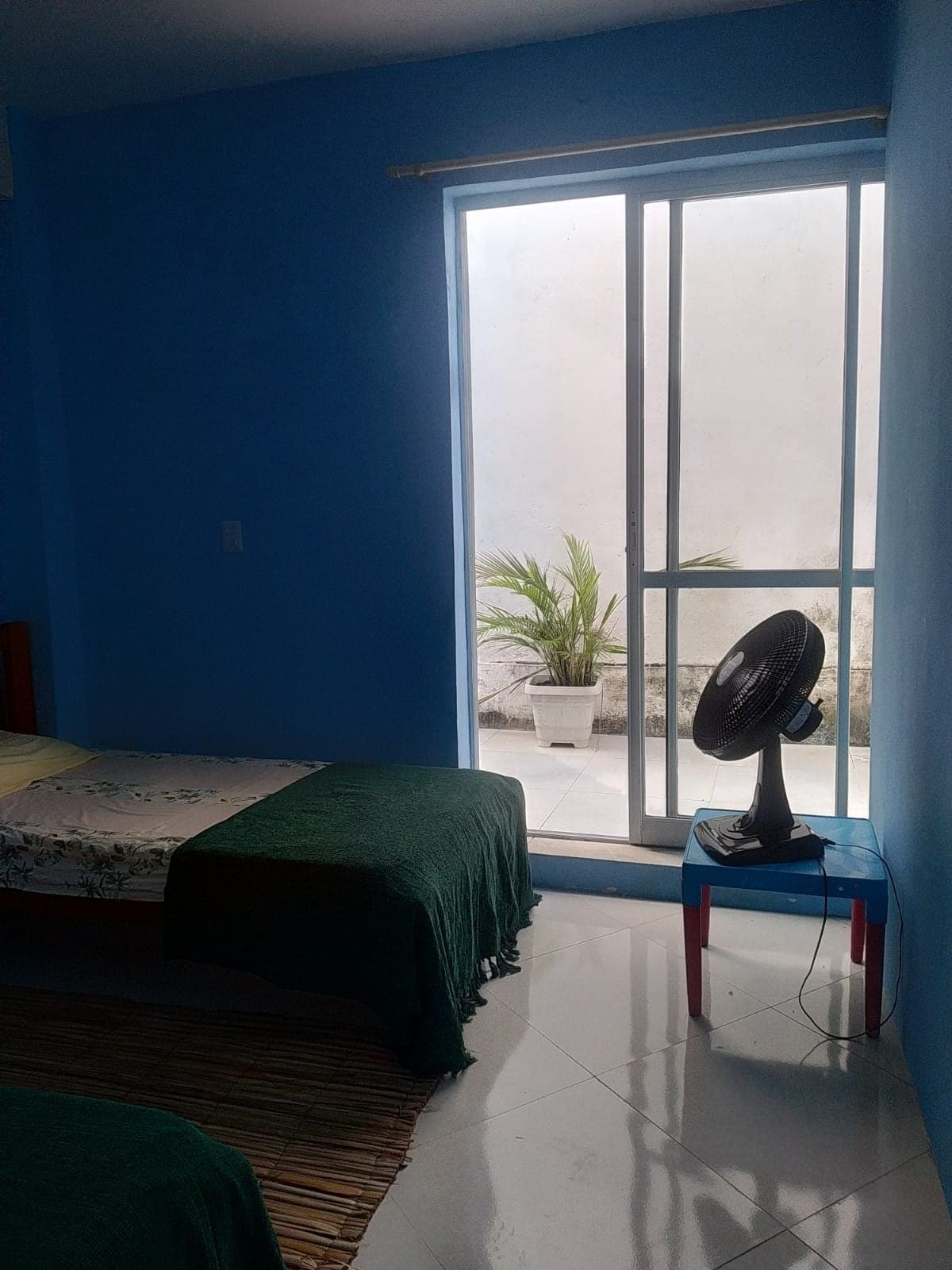 Chambre 2 avec plusieurs configurations possibles : deux matelas simples ou un matelas double standard.
Nous nous adaptons à vos demandes ! 
Cette chambre dispose également d'un balcon.