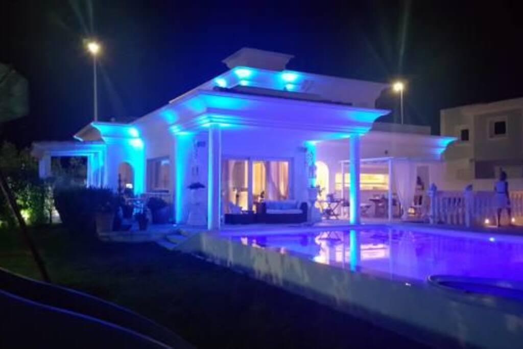 villa di notte