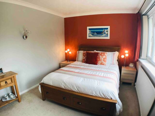 2 rooms available with separate private bathroom