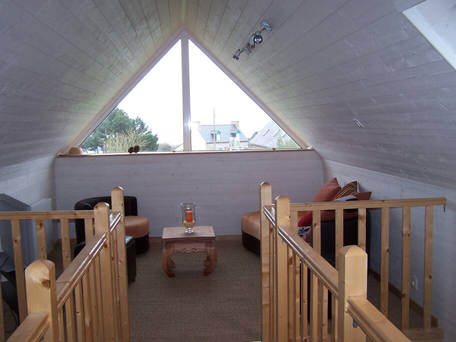 Salon en mezzanine avec vue sur la baie de Paimpol