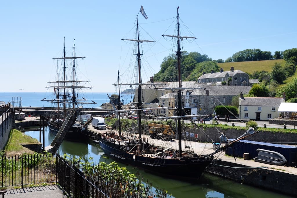 House is situated 10 min walk from the beautiful Georgian harbour that is featured in the BBC series 'Poldark'