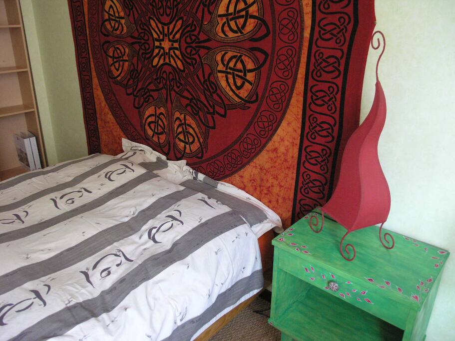Un lit de 140 cm, confortable
