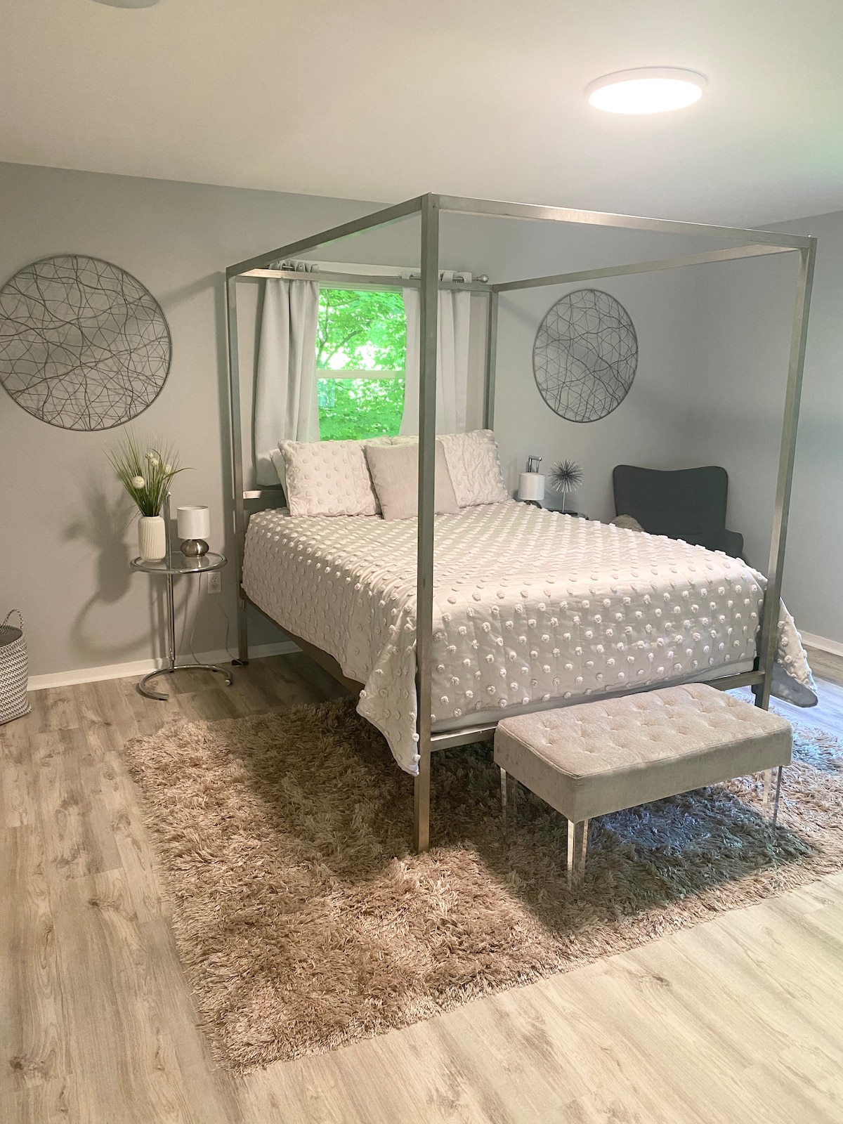 ชั้นหลักของห้องนอนใหญ่เตียงควีนไซส์พร้อมห้องน้ำเต็มรูปแบบและตู้เสื้อผ้าแบบเดินเข้าได้