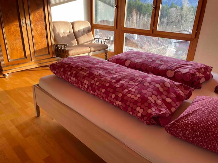 Yläkerran makuuhuone, jossa on queen-size-vuode