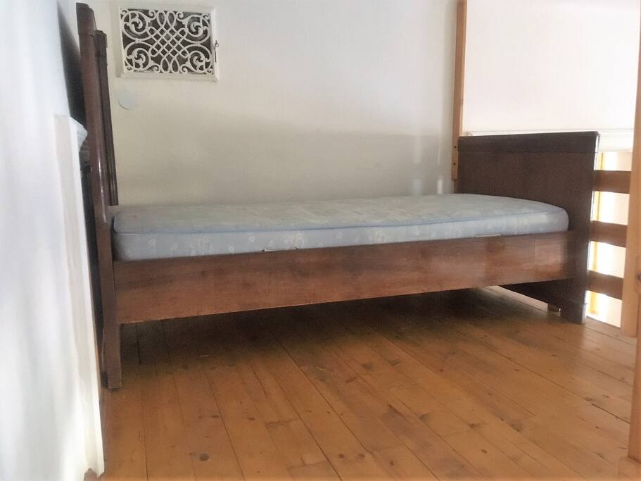Bett im großen Zimmer und ggf. Matratze auf Schlafgalerie