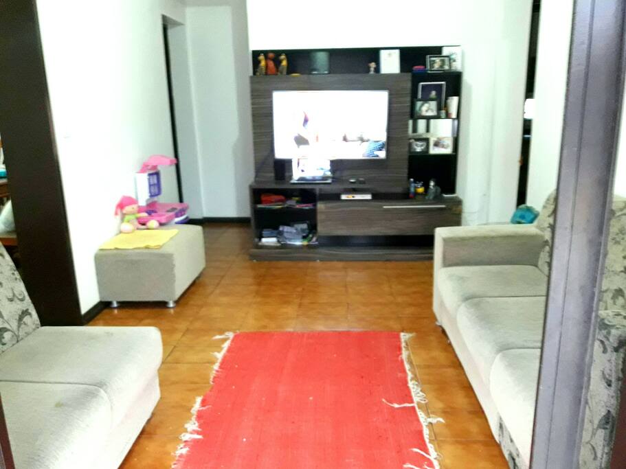 sala com tv de led 42 polegadas,acesso a internet.