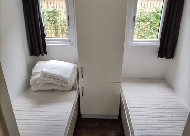 غرفة نوم 2 مع 2 سرير فردي